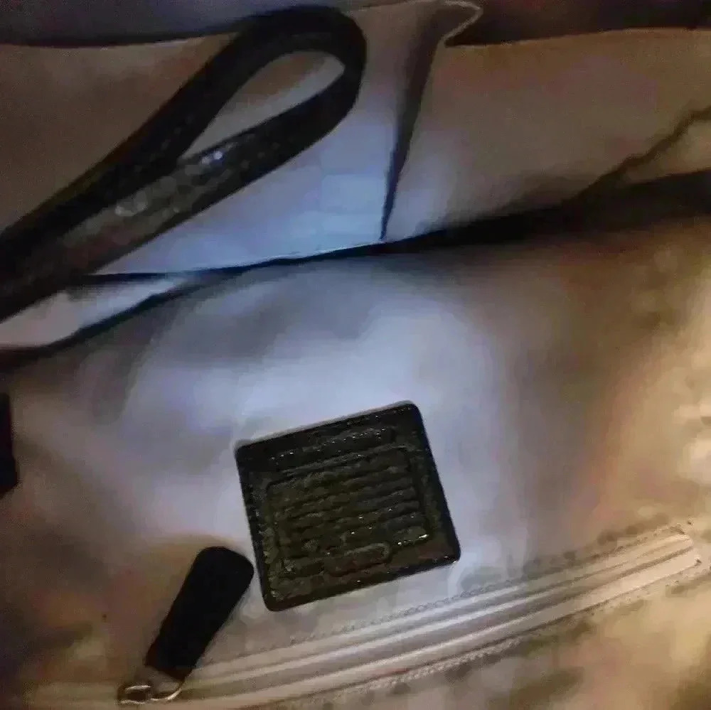 COACH VINTAGE PATENT SIGNATURE TOTE - Picture 7 of 9